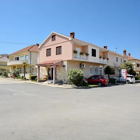 Apartment Lucija & Helga *