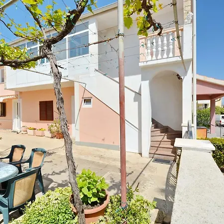 Apartment Lucija & Helga *
